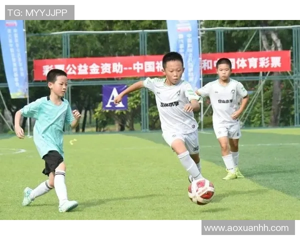 足球明星与小孩共同庆祝的温馨瞬间展现了足球的魅力与快乐